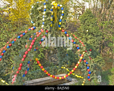 La pasqua e le uova di pasqua a decorazione su di un piccolo serbatoio di acqua in Baviera Weißenohe Alta Franconia Germania Foto Stock