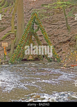 La pasqua e le uova di pasqua a decorazione sopra la fontana Lillachquelle al Wildlife Park Svizzera della Franconia Foto Stock