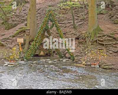 La pasqua e le uova di pasqua a decorazione sopra la fontana Lillachquelle al Wildlife Park Svizzera della Franconia Foto Stock