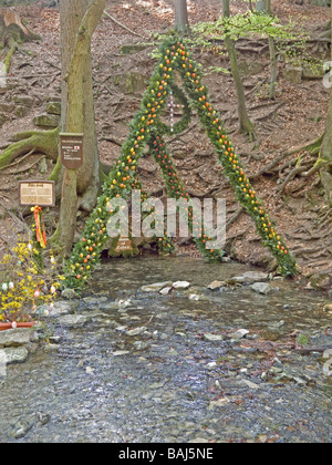 La pasqua e le uova di pasqua a decorazione sopra la fontana Lillachquelle al Wildlife Park Svizzera della Franconia Foto Stock