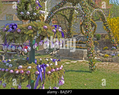 Albero con colorate uova di pasqua in background la decorazione sopra il serbatoio di acqua in Baviera Weißenohe Alta Franconia Germania Foto Stock