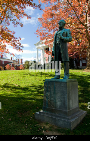 Un monumento di uomo e di parte di Washington e Lee University in background Lexington North Carolina Stati Uniti d'America Foto Stock