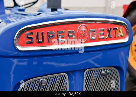 Monogramma anteriore di un azzurro Fordson Super Dexta vintage trattore agricolo Foto Stock