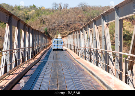 Piccolo autobus rigidi su un ponte in acciaio del fiume Bestikoba Africa Madagascar Foto Stock