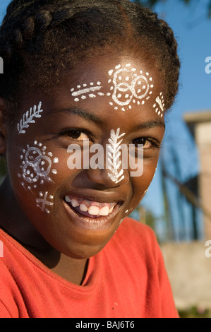 Dark scuoiati ragazza con tradizionali dipinti corpo Nosy Be Madagascar Africa Foto Stock