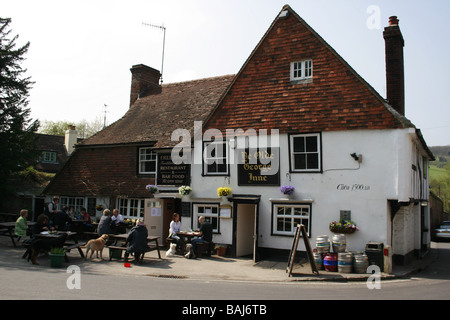 Le persone che si godono il pranzo presso il Ye Olde George Inn a Shoreham, Kent Foto Stock