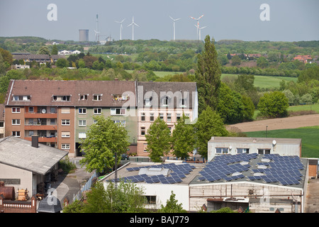 Paesaggio con turbine eoliche e batterie solari su tetti in Dortmund ,Germania. Foto Stock