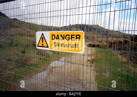 Pericolo Mine Segno albero sul recinto protegge il crollo della miniera tirapiedi Cornwall Inghilterra Foto Stock
