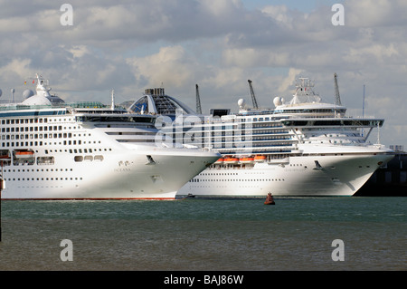 Le navi da crociera del Porto di Southampton Regno Unito l'Oceana passando il Grand Princess Foto Stock