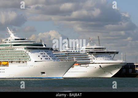 Le navi da crociera del Porto di Southampton Regno Unito l'indipendenza dei mari passando il Grand Princess Foto Stock