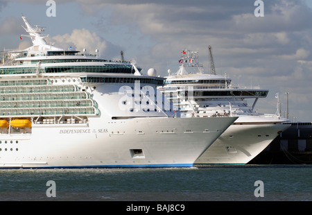 Le navi da crociera del Porto di Southampton Regno Unito l'indipendenza dei mari passando il Grand Princess Foto Stock