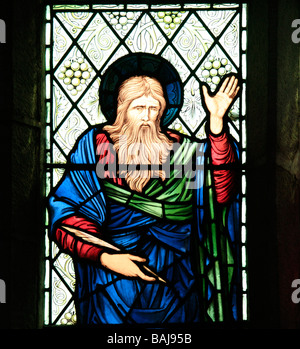 Raffigurazione del profeta Isaia in una finestra di vetro colorato da Edward Burne-Jones Foto Stock