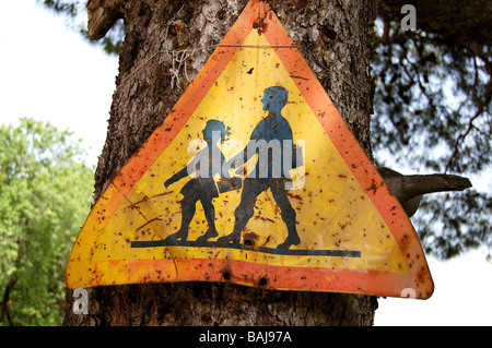 Vecchio arrugginito per il controllo del traffico segno di avvertimento per i bambini delle scuole. Limitazione di velocità. Foto Stock