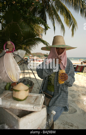 Donna Thai vendono frutta fresca sulla spiaggia di Ko Samet Island Thailandia Foto Stock