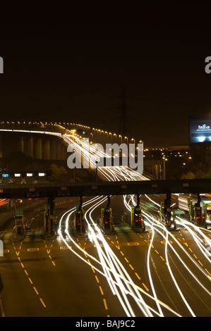 Tempo di notte fotografia del Dartford River Crossing (QE2 ponte) che mostra il proiettore e la luce di coda sentieri. Foto Stock
