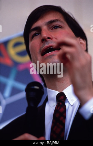 Steve Jobs (1955-2011) durante il prossimo evento di lancio alla Davies Symphony Hall, San Francisco, California, 1988. Foto Stock