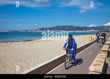 Escursioni in bicicletta sul ciclo dedicato via sul fronte mare Palma Mallorca Spagna Spain Foto Stock