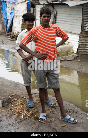 Due abitanti di un villaggio di baraccopoli in Hazira, Surat, Gujarat. India. Foto Stock