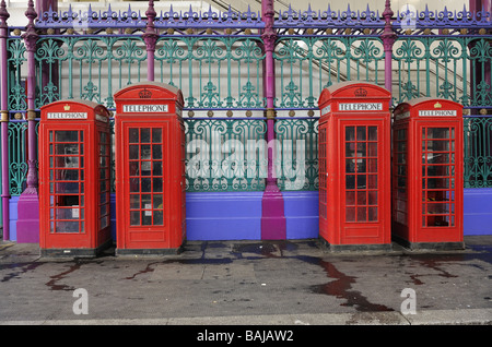 K2 e K6 le cabine telefoniche, Smithfield Market, London, Regno Unito Foto Stock