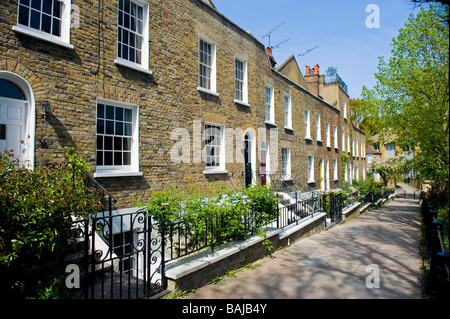 La molla nel villaggio di Hampstead , pittoresca vecchia Georgiani terrazzati cottage in legno con finestre a ghigliottina & giardini nel pallone a piedi Foto Stock