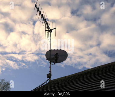 Una parabola satellitare antenna tv Foto Stock