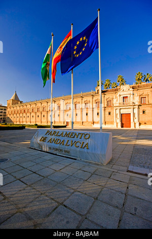 Bandiere al di fuori del Parlamento de Andalvcia (Andaluso con il parlamento regionale). La Hospital de las Cinco Llagas era una volta alloggiata in. Foto Stock