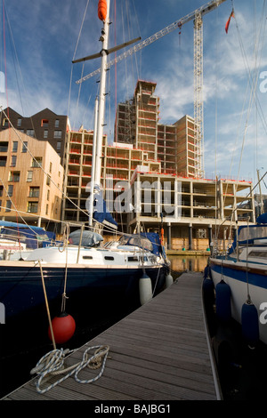 Yacht ormeggiati a Ipswich Marina con nuovo appartamento di lusso di edifici in fase di costruzione in background Foto Stock