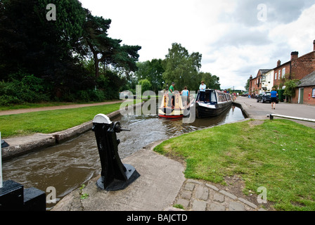 Imbarcazioni strette a Fradley giunzione, che è un incrocio tra i Trent & Mersey e Coventry canali Staffordshire, Inghilterra, Regno Unito. Foto Stock