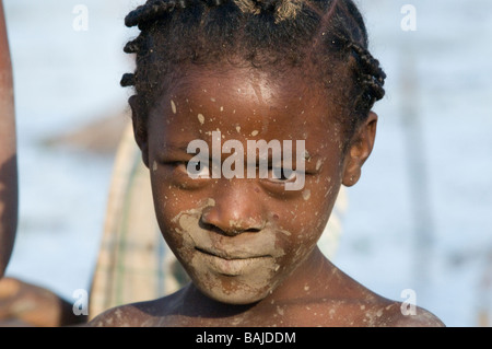 Ritratto di un scettici cerca ragazza sporca Ankarana Africa Madagascar Foto Stock