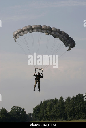 Esercito paracadute in caduta libera concorrenza Foto Stock