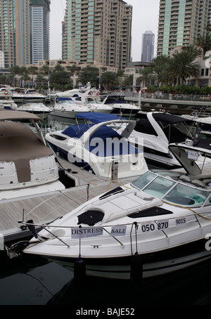 In una vendita sottocosto segno su yacht in Dubai Marina,EMIRATI ARABI UNITI. Foto Stock