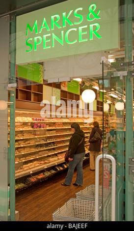 Sandwiches e spuntini in vendita presso un Marks Spencer semplicemente il negozio di alimentari Foto Stock