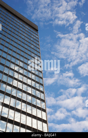 Cielo e nubi riflettente grattacielo in windows, basso angolo di visione Foto Stock