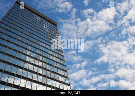 Cielo e nubi riflettente grattacielo in windows, basso angolo di visione Foto Stock