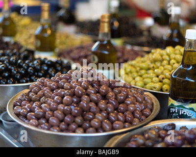 Israele Tel Aviv mercato Carmel, olive sul display per la vendita Foto Stock