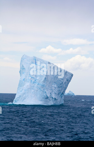 Blu iceberg tabulari al largo della Georgia del Sud nel sud dell'Oceano Antartico Antartide Foto Stock