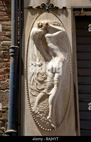Art Nouveau carving decorativo su una shopfront a Lucca, Toscana, Italia. Foto Stock