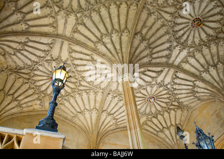 Oxford, Inghilterra, Regno Unito. Christ Church College. Ventilatore soffitto a volta (1638) al di sopra della scala (James Wyatt, 1805) alla sala da pranzo Foto Stock