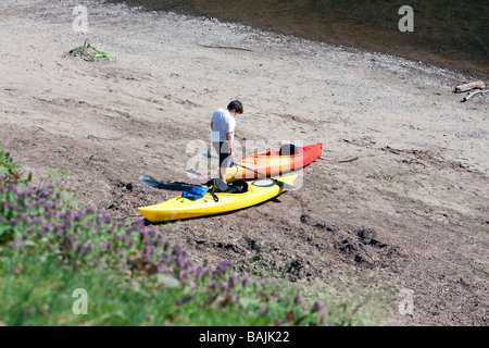 I kayak e giovane uomo sulla spiaggia presso il Delaware Water Gap in New Jersey. Foto Stock