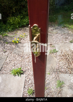 Una chiave della porta che illustra la sicurezza Foto Stock