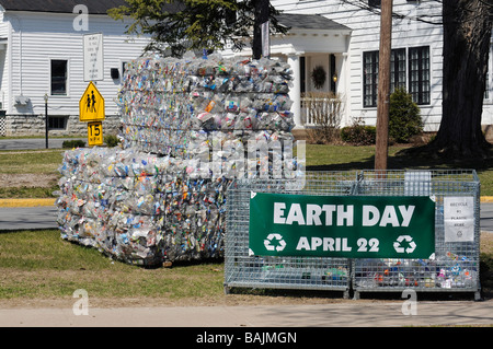 La giornata della terra la visualizzazione di materiale pronto per il riciclaggio in Lowville New York Foto Stock