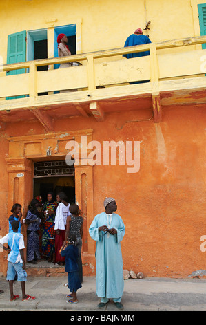 Il Senegal, Saint Louis città, elencato come patrimonio mondiale dall'UNESCO, la vita di strada Foto Stock