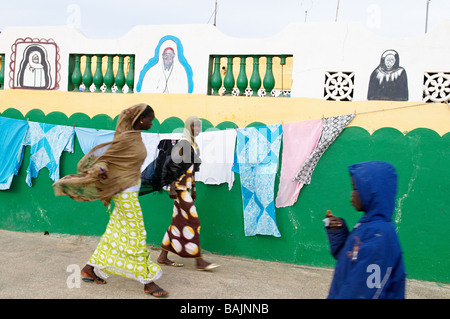 Il Senegal, Saint Louis città, elencato come patrimonio mondiale dall'UNESCO, la vita di strada Foto Stock