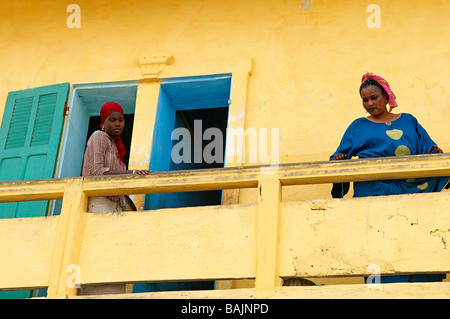 Il Senegal, Saint Louis città, elencato come patrimonio mondiale dall UNESCO, donne al balcone Foto Stock