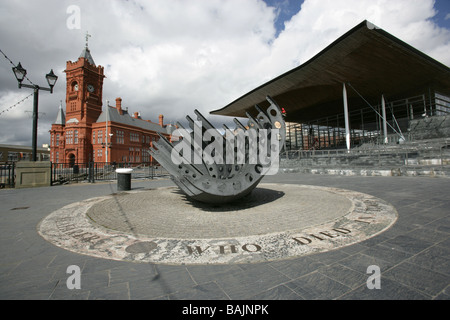 Città di Cardiff, nel Galles del Sud. La Brian cadde progettato marittimi mercantili Memoriale di guerra con Edificio Pierhead in background. Foto Stock