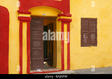 Il Senegal, Saint Louis città, elencati come patrimonio mondiale dall' UNESCO, porta colorati Foto Stock