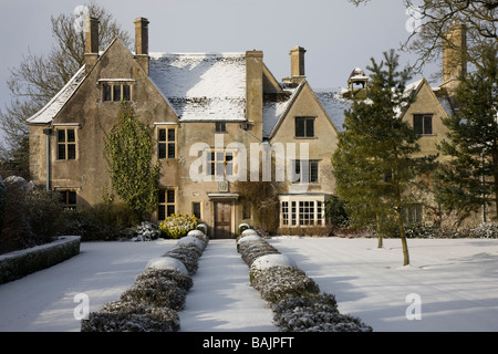 Avebury Manor nella neve presi al di fuori della proprietà da un sentiero pubblico Foto Stock