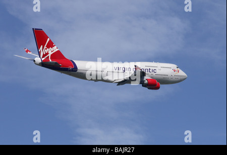 Virgin Atlantic Airways Boeing 747 400 serie Jumbo Jet prendendo il largo flying partenza Foto Stock