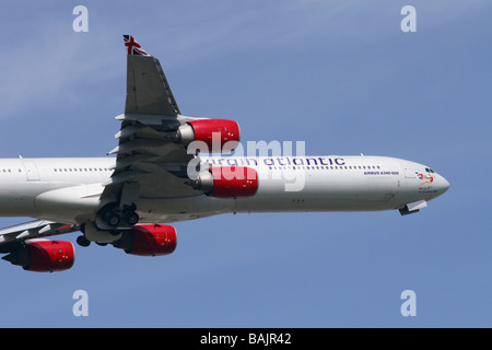 Virgin Atlantic Airbus A340 long range aereo jet aeromobili in fase di decollo battenti Foto Stock