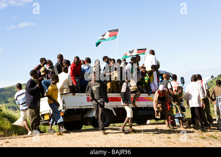 Il Malawi Congress Party sostenitori campagna nei pressi di Gulliver 1 nella gamma di Kirk a est di Dedza, Malawi, Africa Foto Stock